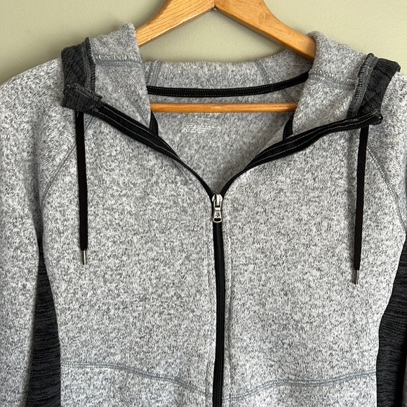 Tek Gear zip up hoodie w front pockets - perfect condition - Picture 3 of 10